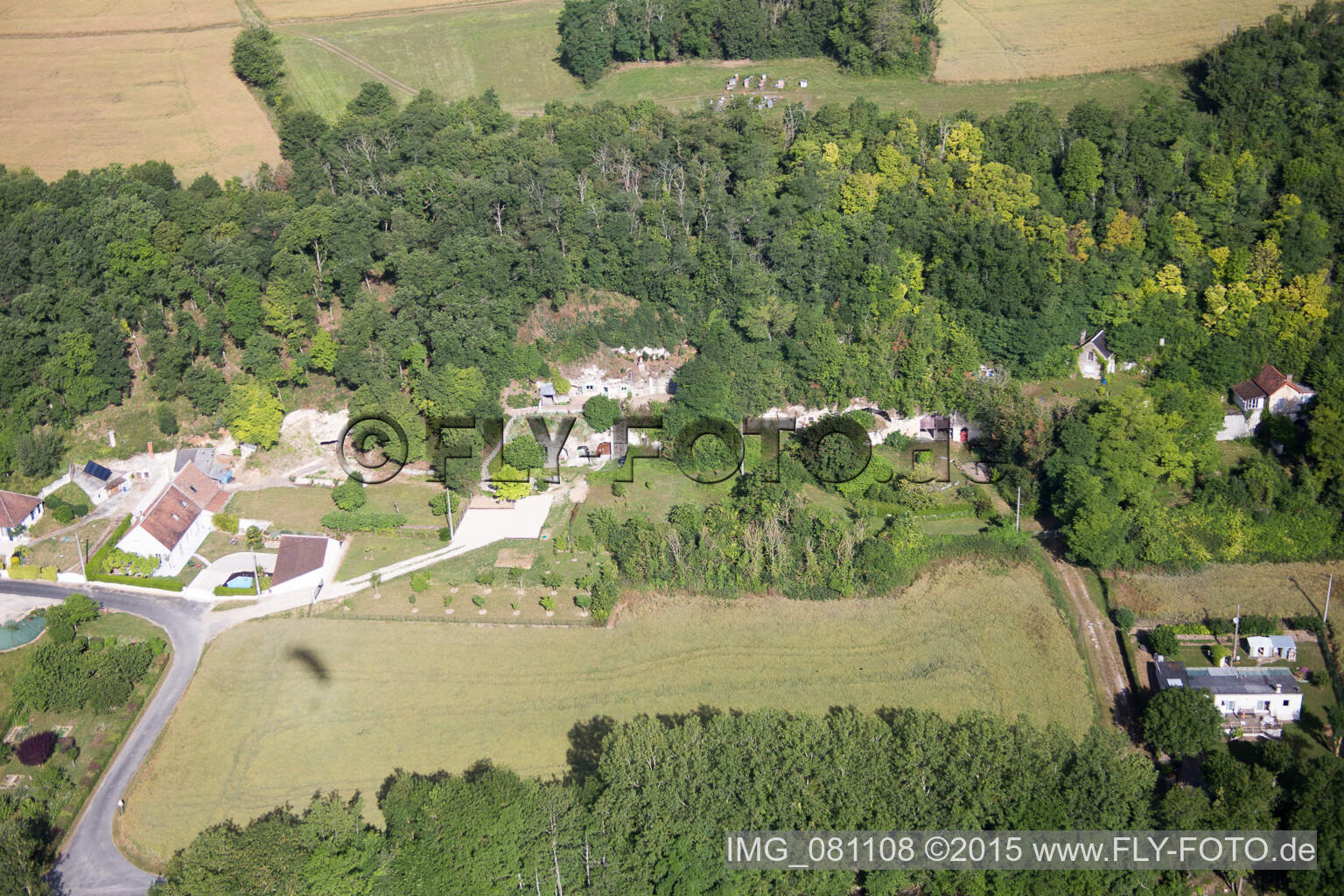 Luftaufnahme von Tuffsteinhöhlenwohnungen am Loir in Thore-la-Rochette in Centre-Val de Loire in Thoré-la-Rochette im Bundesland Loir-et-Cher, Frankreich