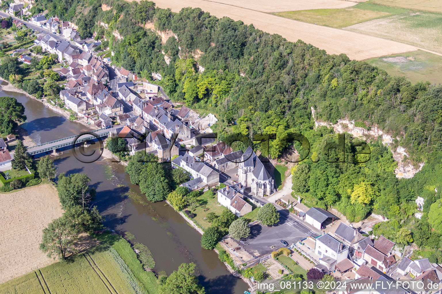 Luftbild von Fluß - Brückenbauwerk über den Loir in Les Roches-l'Évêque in Centre-Val de Loire im Bundesland Loir-et-Cher, Frankreich