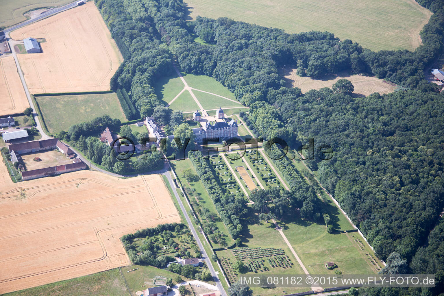 Luftaufnahme von Huisseau-en-Beauce, Château du Plessis-Fortia sci im Bundesland Loir-et-Cher, Frankreich