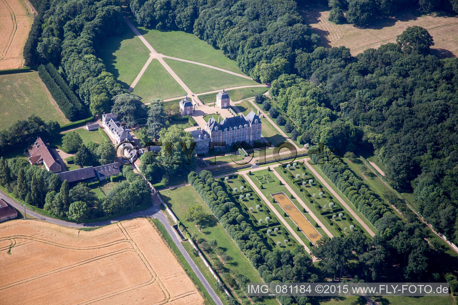 Schrägluftbild von Huisseau-en-Beauce, Château du Plessis-Fortia sci im Bundesland Loir-et-Cher, Frankreich