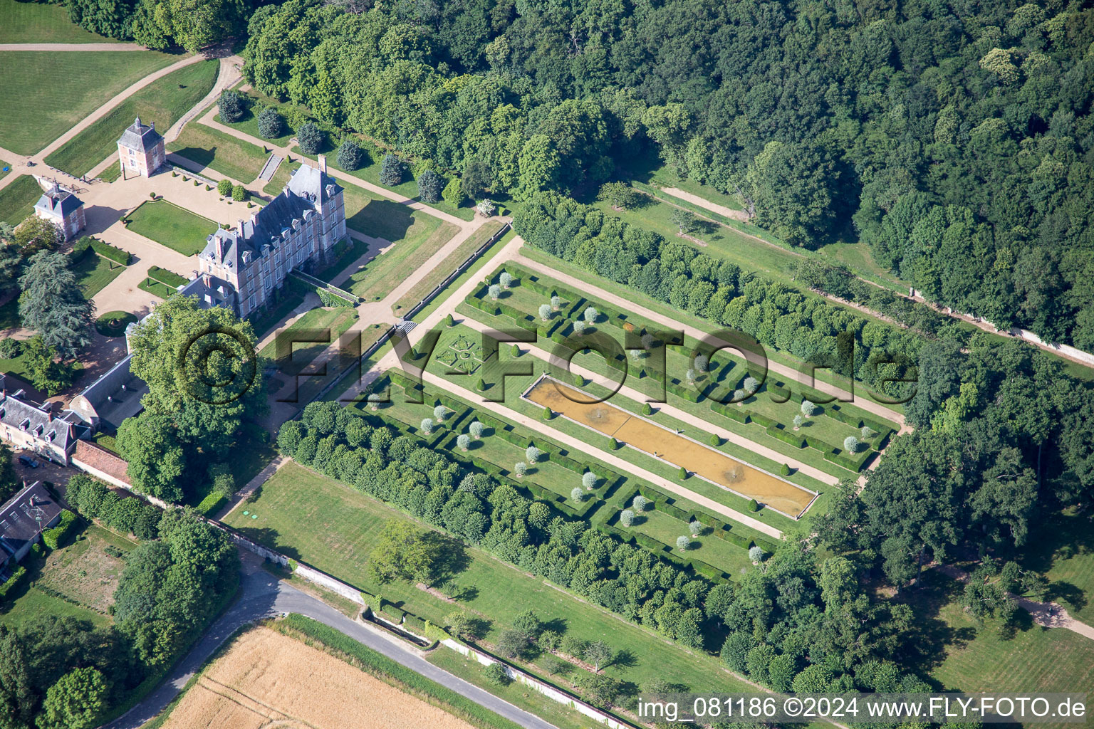 Luftbild von Gebäudekomplex im Schloßpark von Schloß La Basse Cour in Huisseau-en-Beauce in Centre-Val de Loire im Bundesland Loir-et-Cher, Frankreich