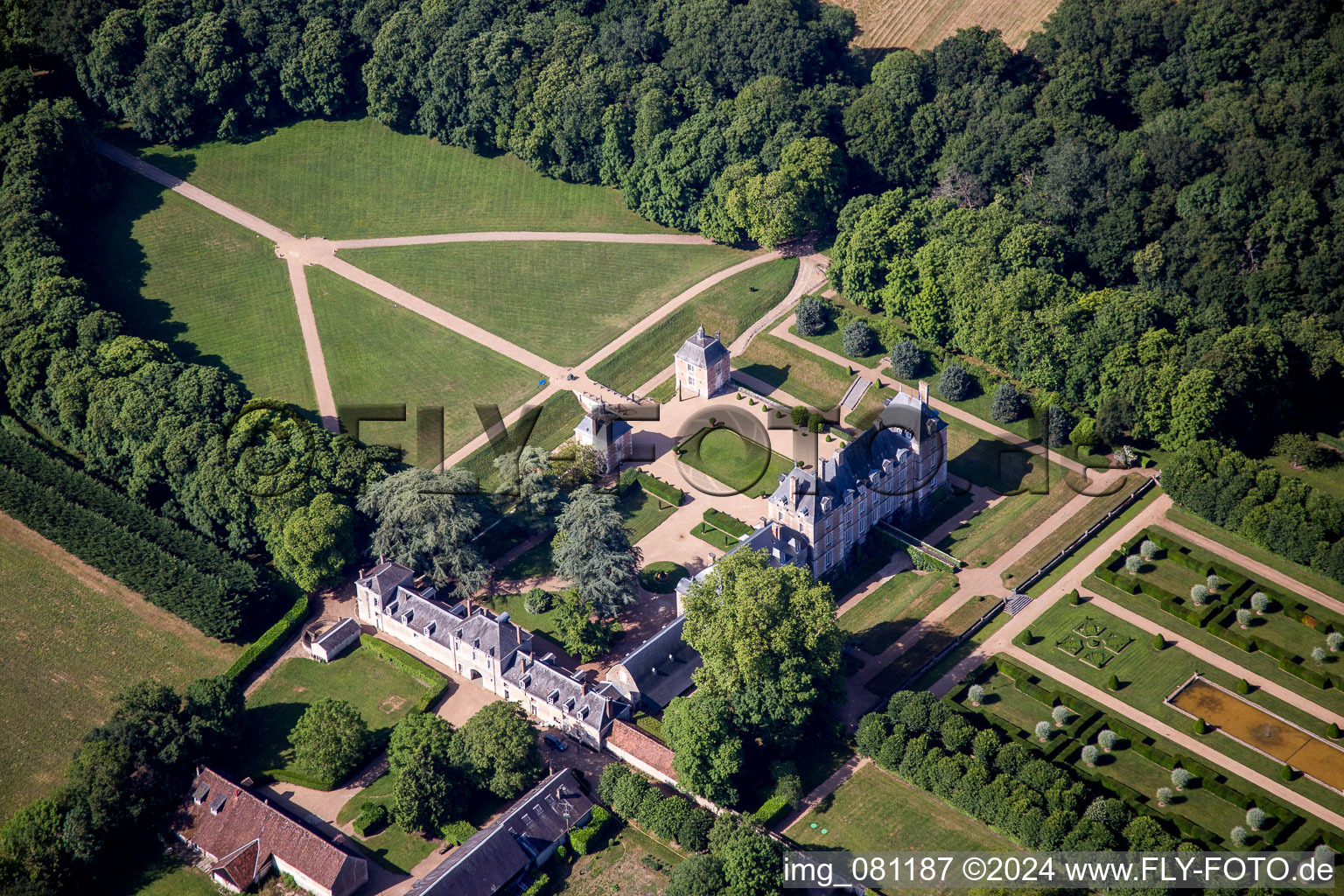 Luftaufnahme von Gebäudekomplex im Schloßpark von Schloß La Basse Cour in Huisseau-en-Beauce in Centre-Val de Loire im Bundesland Loir-et-Cher, Frankreich