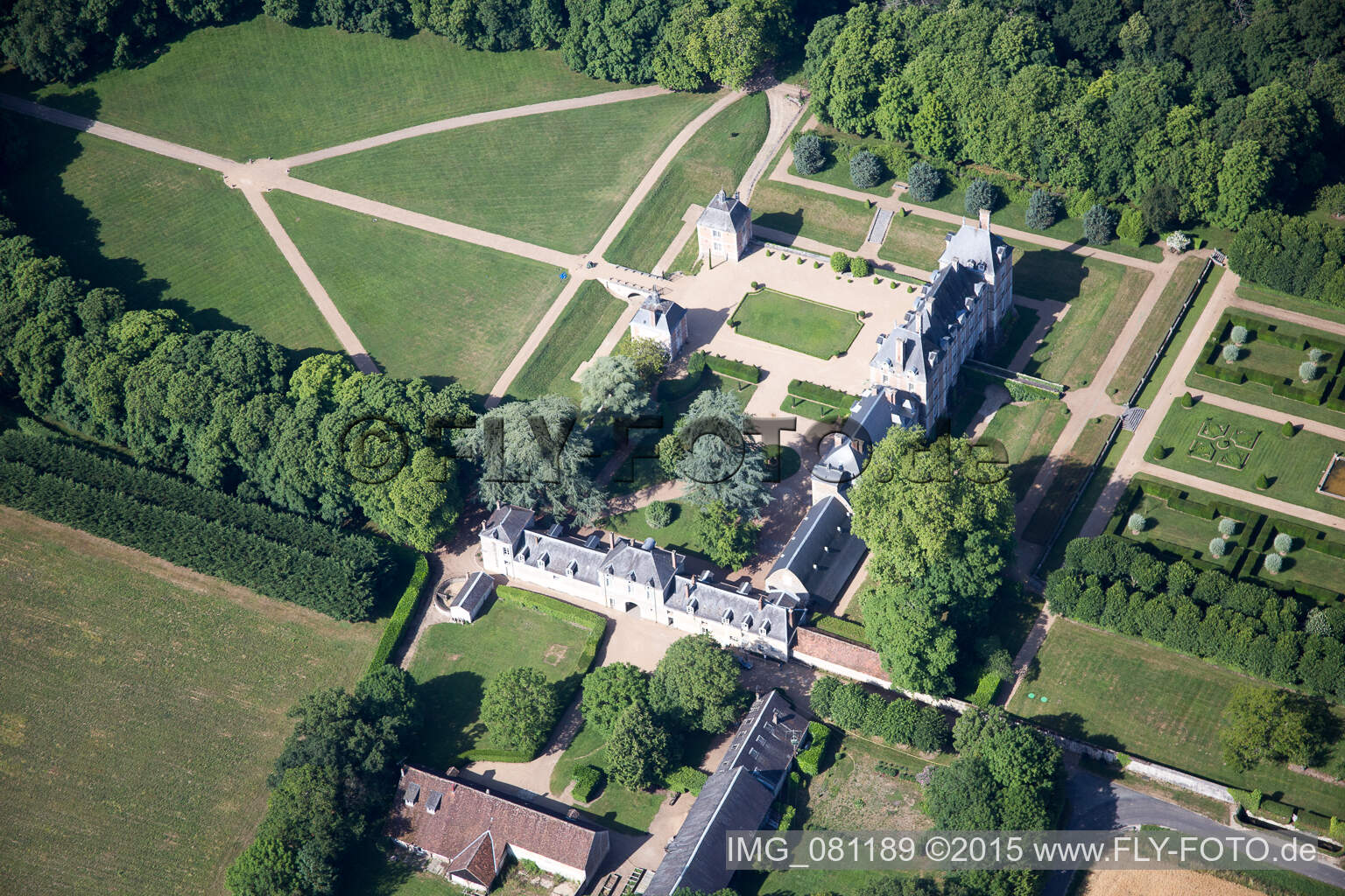 Huisseau-en-Beauce, Château du Plessis-Fortia sci im Bundesland Loir-et-Cher, Frankreich aus der Luft