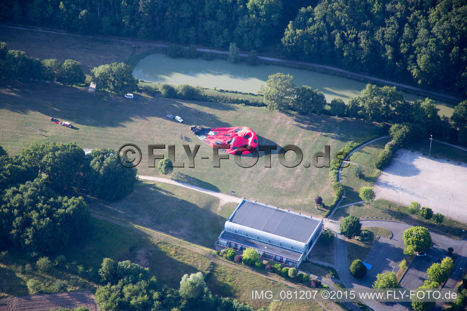 Luftbild von Onzain, Ballonstartvorbereitung im Bundesland Loir-et-Cher, Frankreich