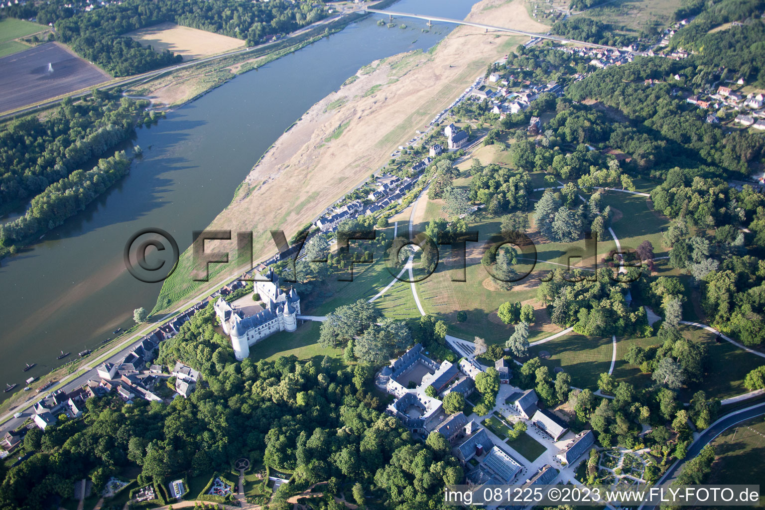 Chaumont-sur-Loire im Bundesland Loir-et-Cher, Frankreich von der Drohne aus gesehen