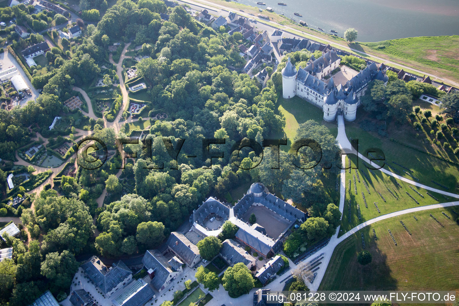 Luftbild von Burganlage des Schloß Chaumont in Chaumont-sur-Loire in Centre-Val de Loire im Bundesland Loir-et-Cher, Frankreich