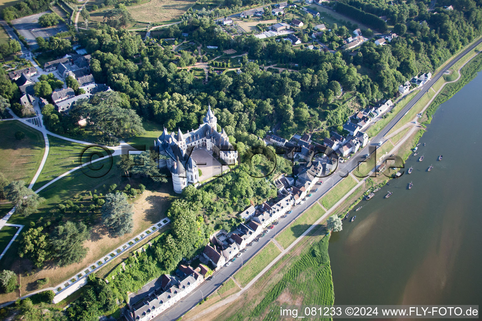 Luftaufnahme von Burganlage des Schloß Chaumont in Chaumont-sur-Loire in Centre-Val de Loire im Bundesland Loir-et-Cher, Frankreich