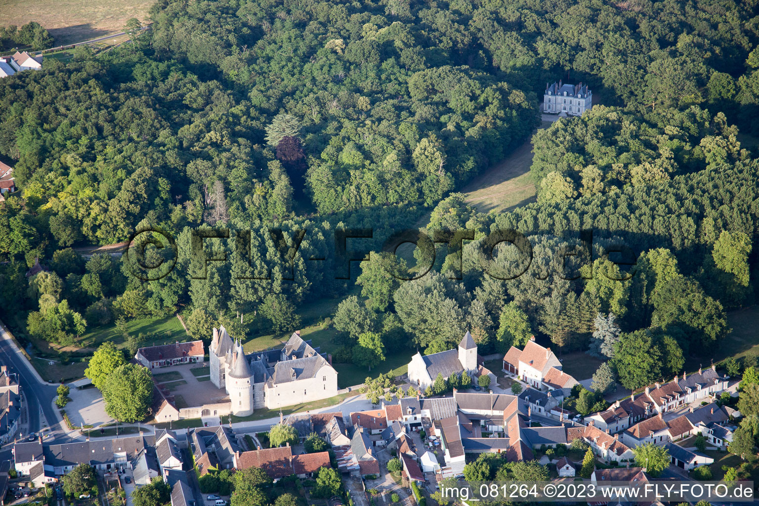 Luftaufnahme von Fougères-sur-Bièvre im Bundesland Loir-et-Cher, Frankreich