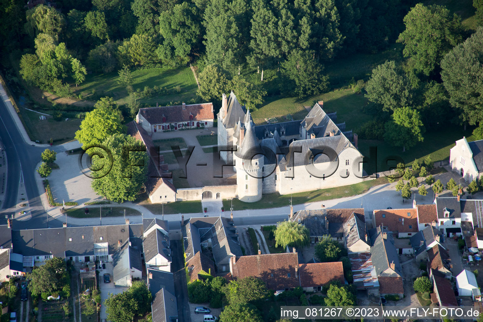 Schrägluftbild von Fougères-sur-Bièvre im Bundesland Loir-et-Cher, Frankreich