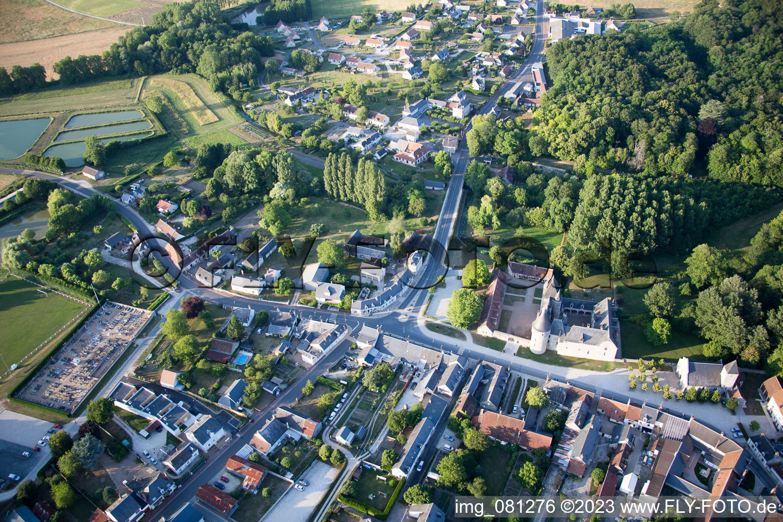Fougères-sur-Bièvre im Bundesland Loir-et-Cher, Frankreich vom Flugzeug aus