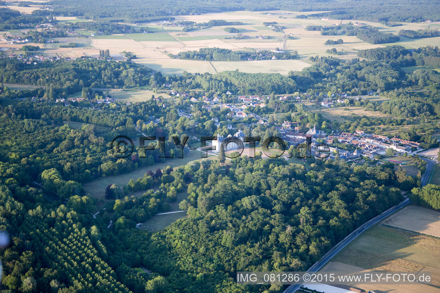 Luftaufnahme von Burganlage des Schloß Cheverny - Château de Cheverny in Cheverny in Centre-Val de Loire im Bundesland Loir-et-Cher, Frankreich
