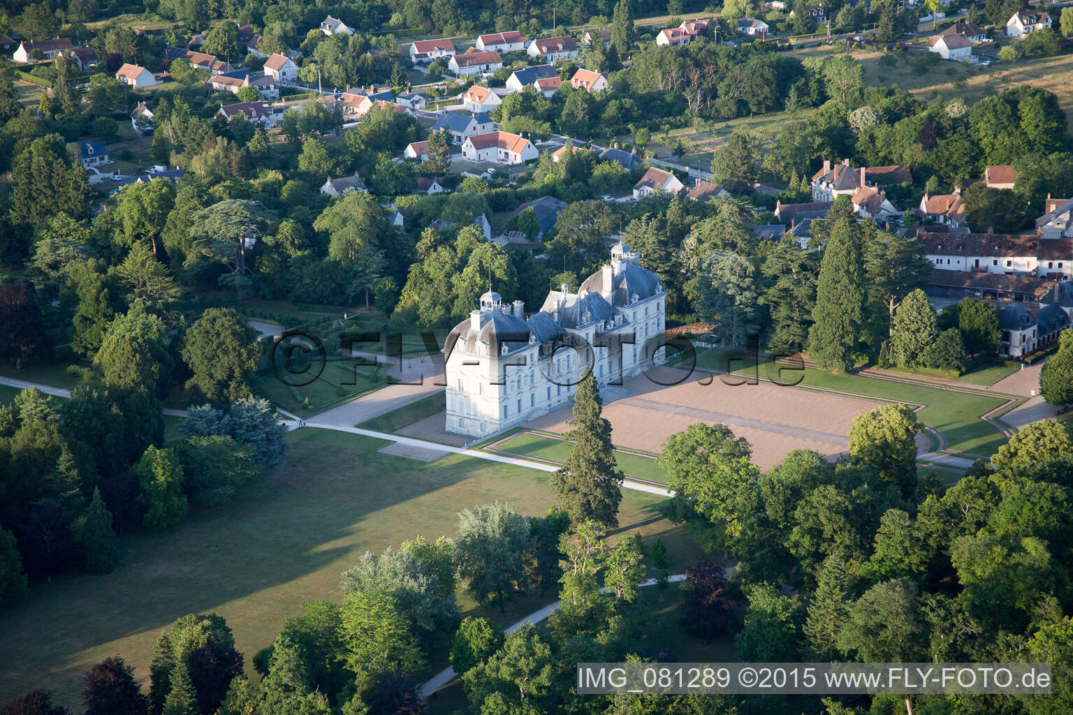 Burganlage des Schloß Cheverny - Château de Cheverny in Cheverny in Centre-Val de Loire im Bundesland Loir-et-Cher, Frankreich von oben