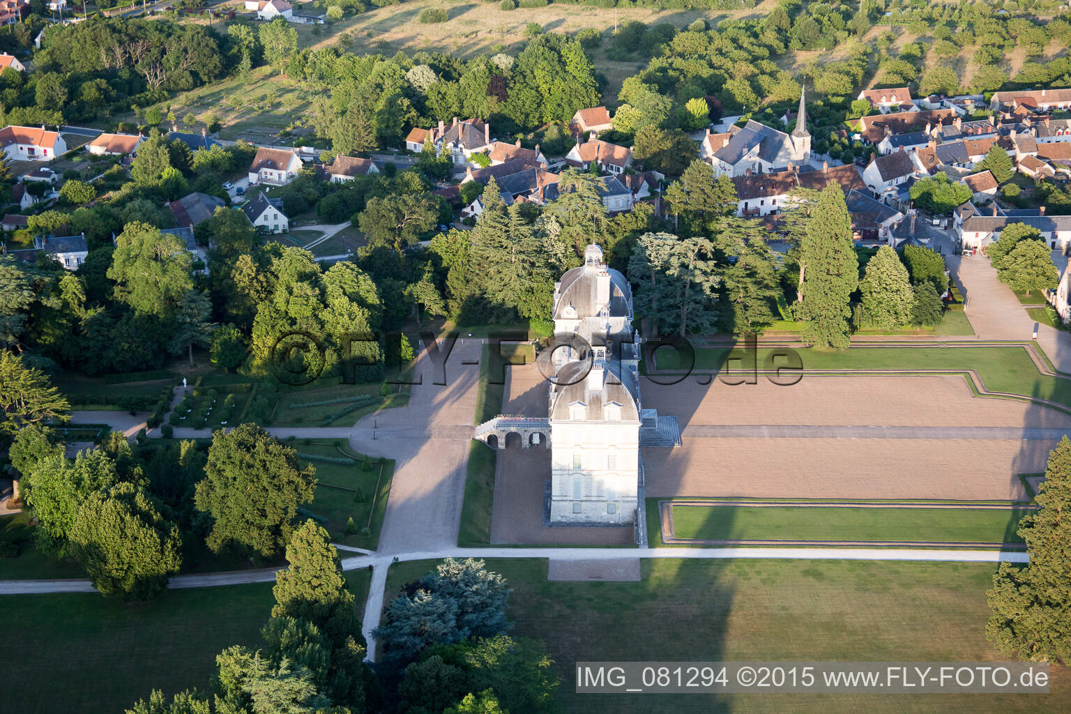 Burganlage des Schloß Cheverny - Château de Cheverny in Cheverny in Centre-Val de Loire im Bundesland Loir-et-Cher, Frankreich vom Flugzeug aus
