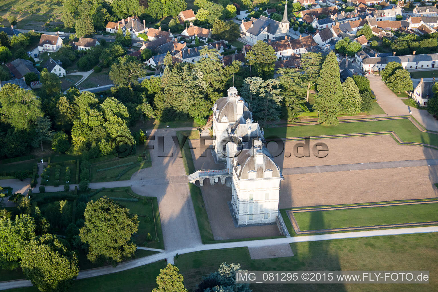 Burganlage des Schloß Cheverny - Château de Cheverny in Cheverny in Centre-Val de Loire im Bundesland Loir-et-Cher, Frankreich aus der Vogelperspektive