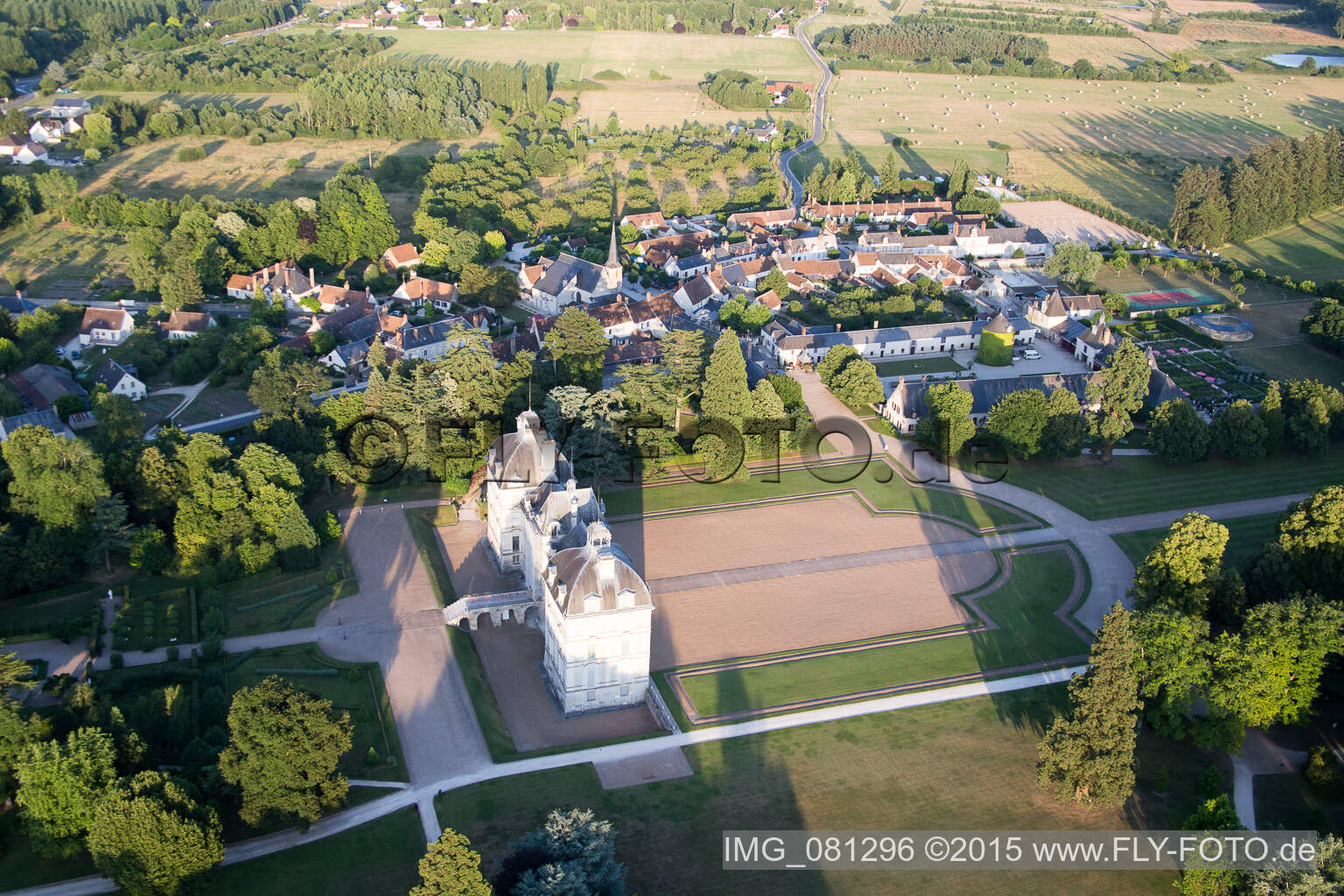 Burganlage des Schloß Cheverny - Château de Cheverny in Cheverny in Centre-Val de Loire im Bundesland Loir-et-Cher, Frankreich aus der Luft betrachtet