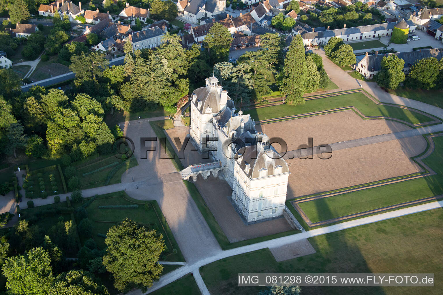 Drohnenaufname von Burganlage des Schloß Cheverny - Château de Cheverny in Cheverny in Centre-Val de Loire im Bundesland Loir-et-Cher, Frankreich