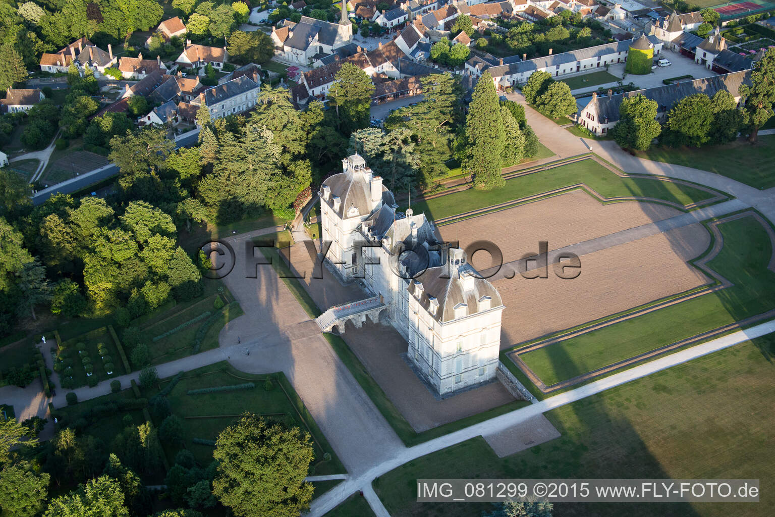 Drohnenbild von Burganlage des Schloß Cheverny - Château de Cheverny in Cheverny in Centre-Val de Loire im Bundesland Loir-et-Cher, Frankreich