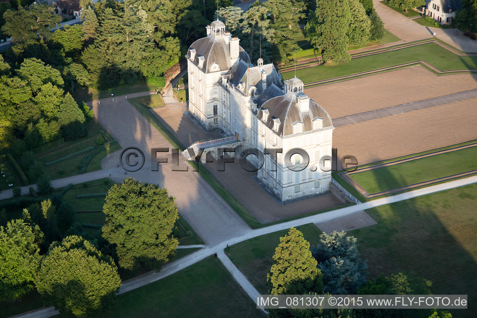 Burganlage des Schloß Cheverny - Château de Cheverny in Cheverny in Centre-Val de Loire im Bundesland Loir-et-Cher, Frankreich aus der Drohnenperspektive