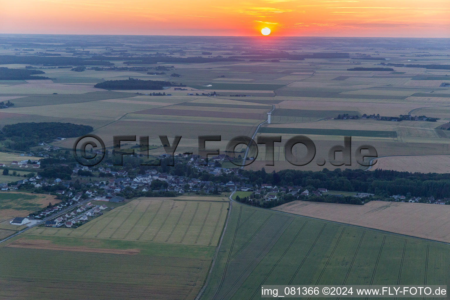 Sonnenuntergang über der Landschaft des Loire-Tals in Saint-Bohaire in Centre-Val de Loire im Bundesland Loir-et-Cher, Frankreich