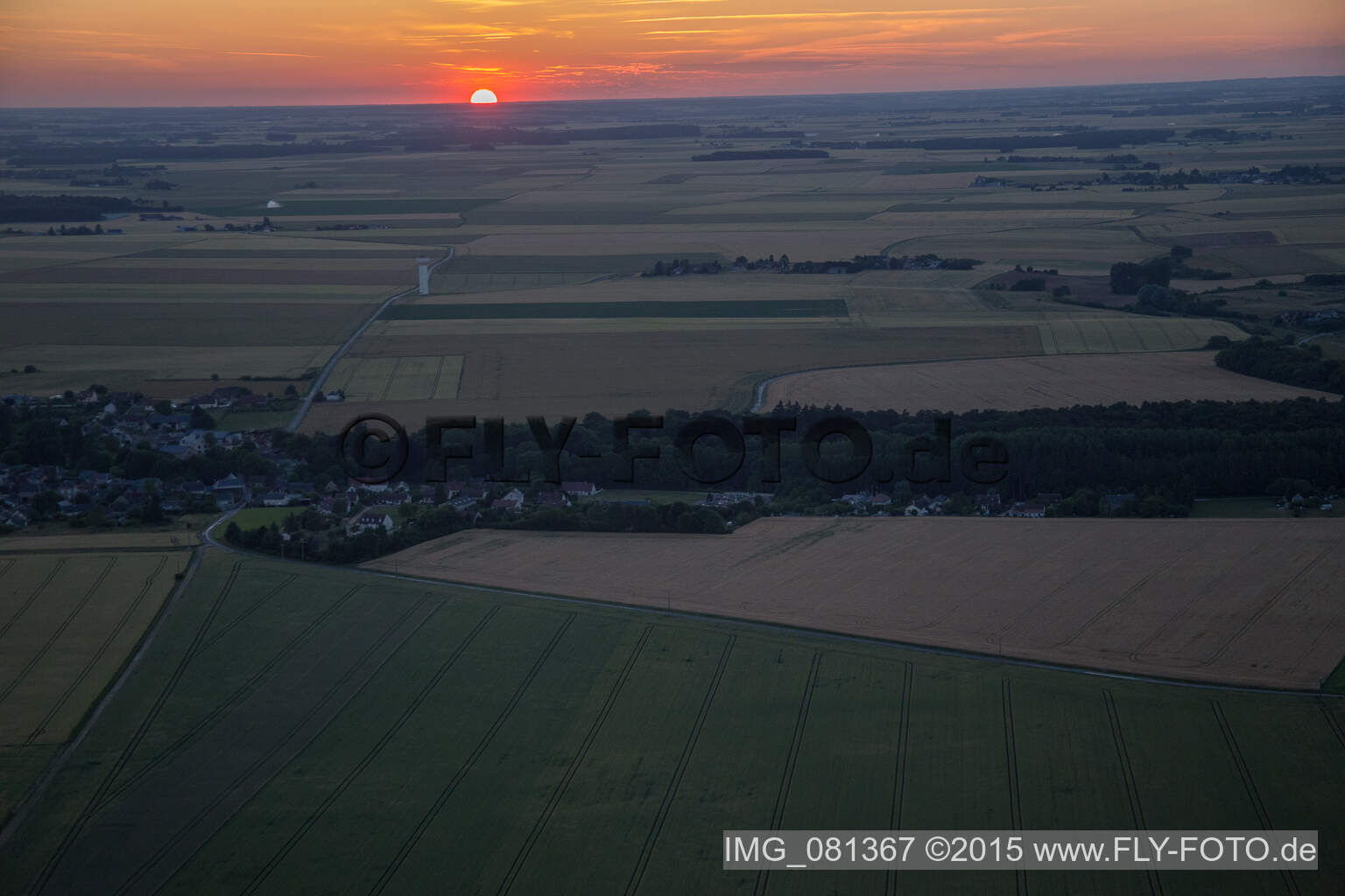 Sonnenuntergang über der Landschaft des Loire-Tals in Landes-le-Gaulois in Centre-Val de Loire im Bundesland Loir-et-Cher, Frankreich