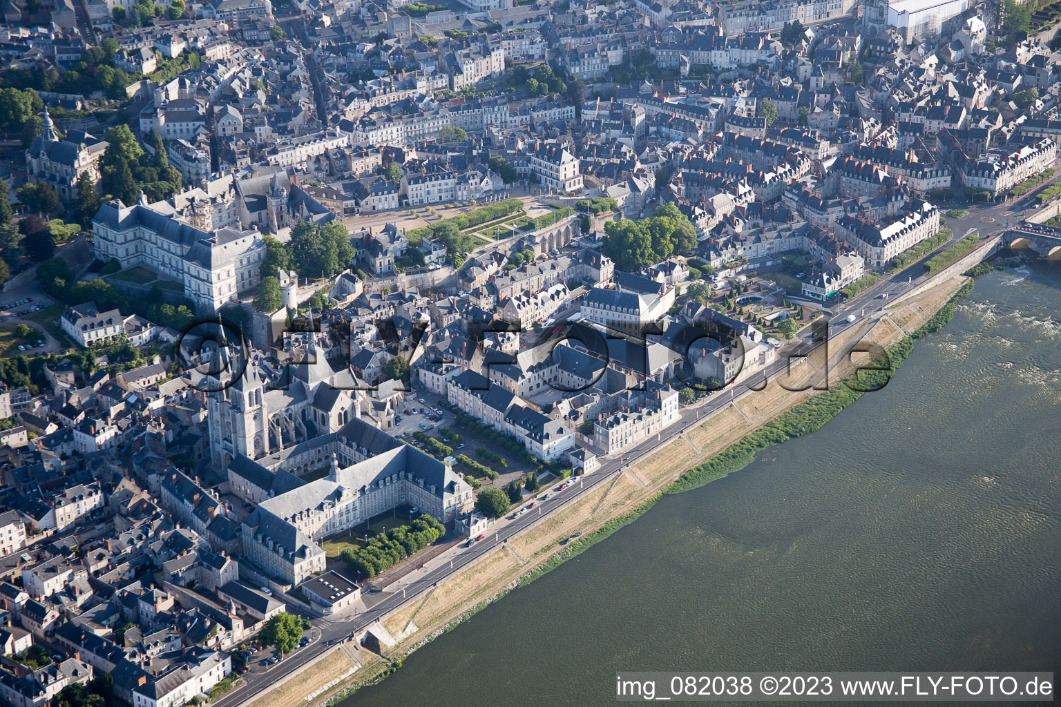 Blois im Bundesland Loir-et-Cher, Frankreich von oben gesehen