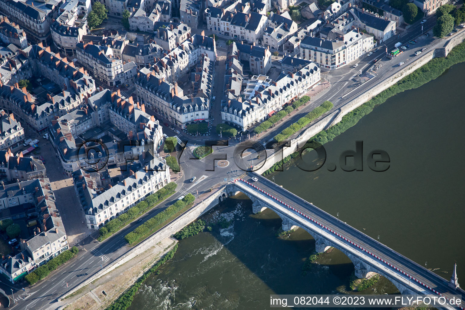 Blois im Bundesland Loir-et-Cher, Frankreich aus der Drohnenperspektive