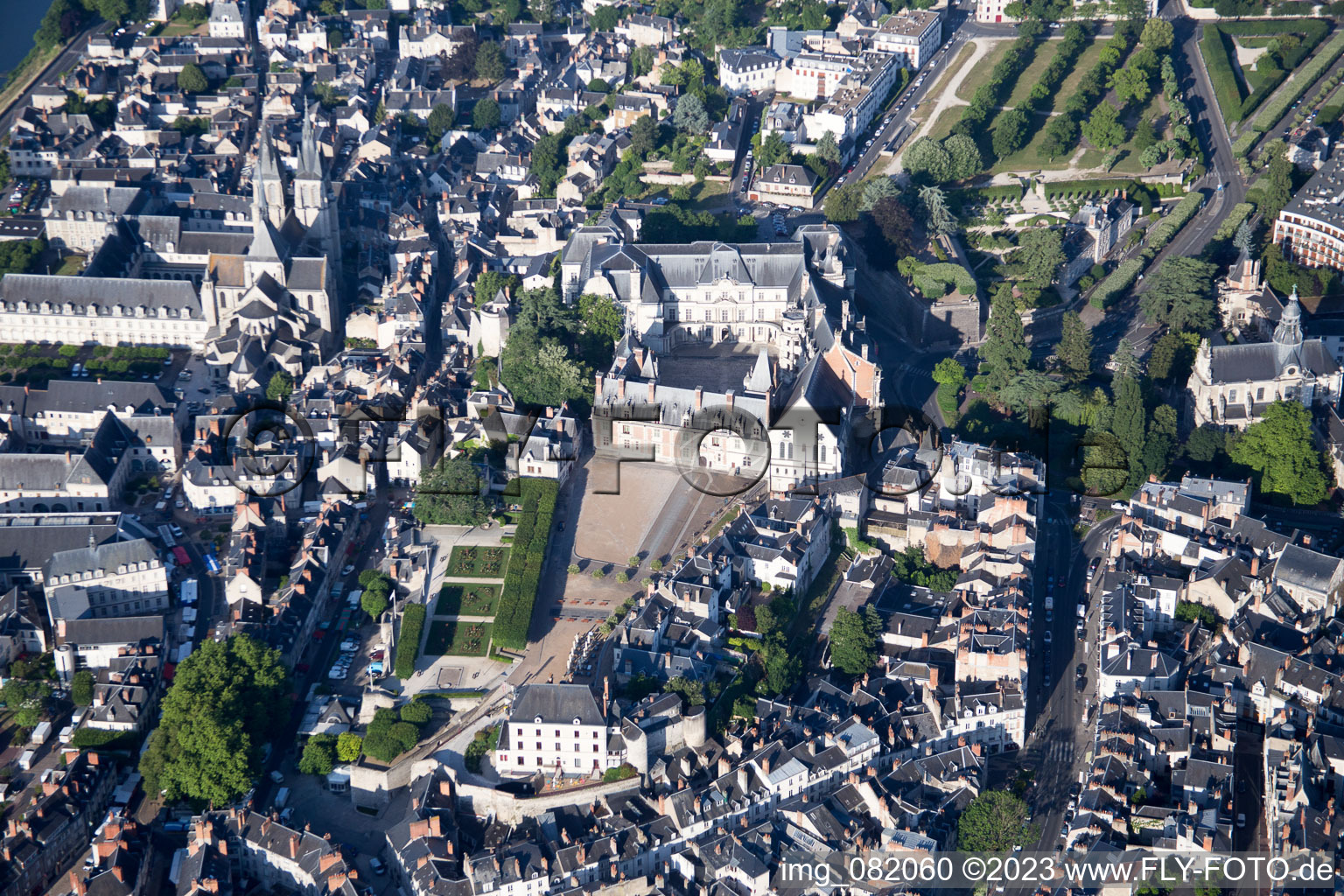 Blois im Bundesland Loir-et-Cher, Frankreich von der Drohne aus gesehen
