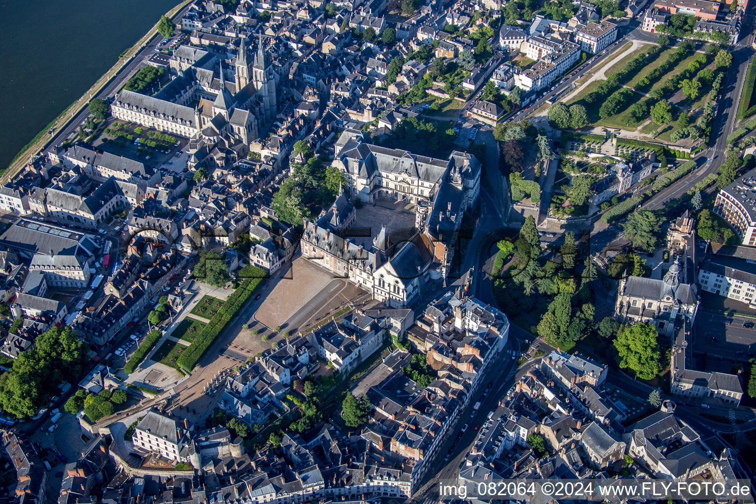 Burganlage des Schloß Blois - Château Royal de Blois und das Kunstmuseum Musée des Beaux-Arts in Blois in Centre-Val de Loire im Bundesland Loir-et-Cher, Frankreich