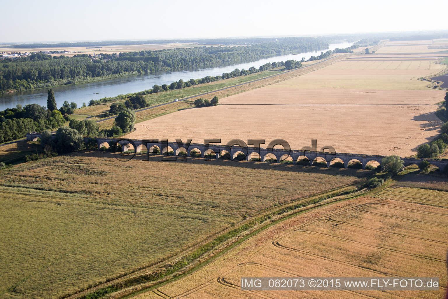Luftbild von Viadukt bei Vineuil/Loire (F-Centre) im Bundesland Loir-et-Cher, Frankreich