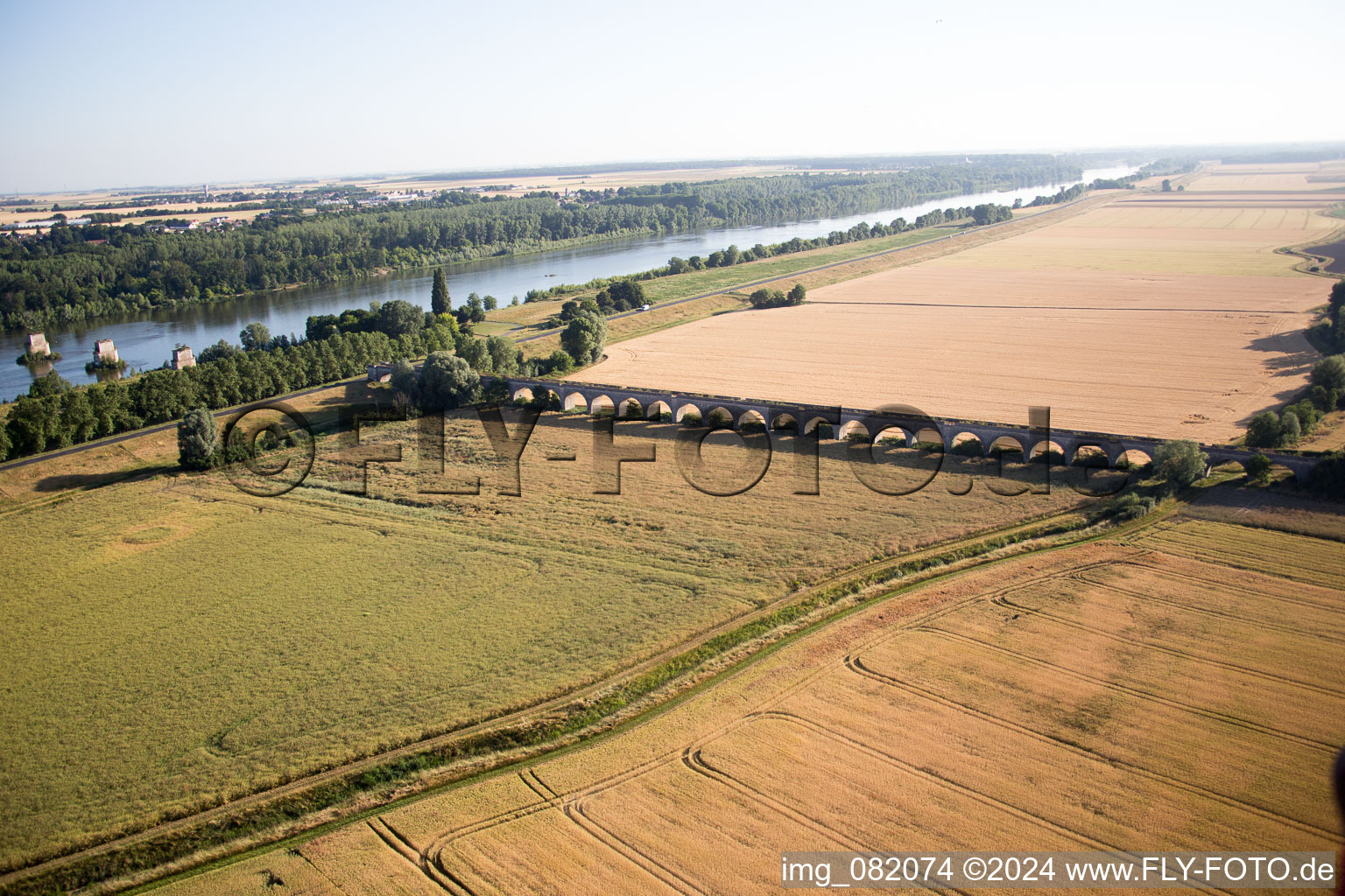 Luftaufnahme von Viadukt bei Vineuil/Loire (F-Centre) im Bundesland Loir-et-Cher, Frankreich