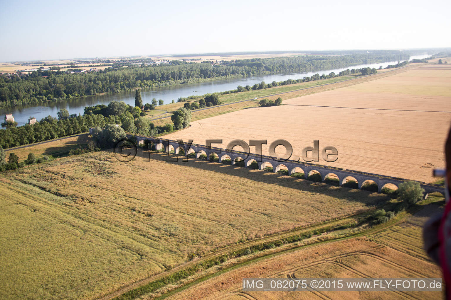Schrägluftbild von Viadukt bei Vineuil/Loire (F-Centre) im Bundesland Loir-et-Cher, Frankreich