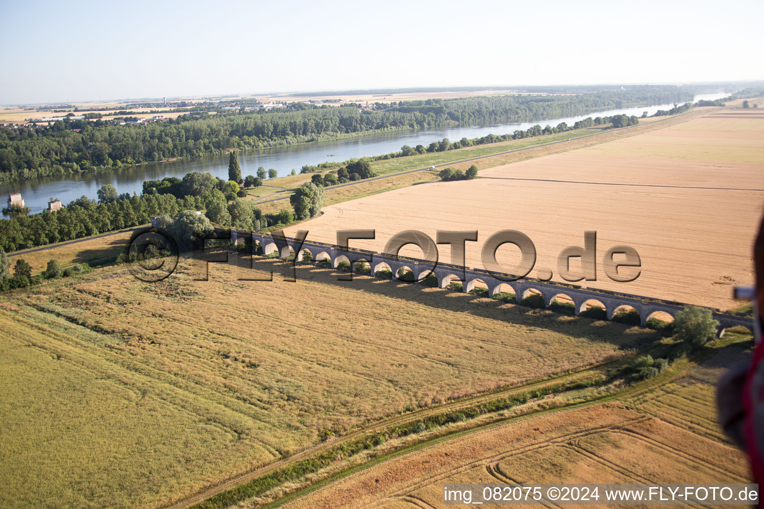 Schrägluftbild von Viadukt bei Vineuil/Loire (F-Centre) im Bundesland Loir-et-Cher, Frankreich