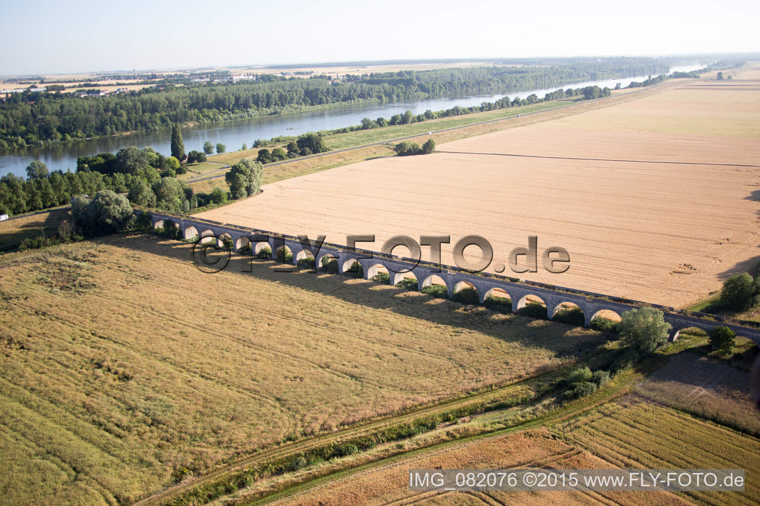 Viadukt bei Vineuil/Loire (F-Centre) im Bundesland Loir-et-Cher, Frankreich von oben