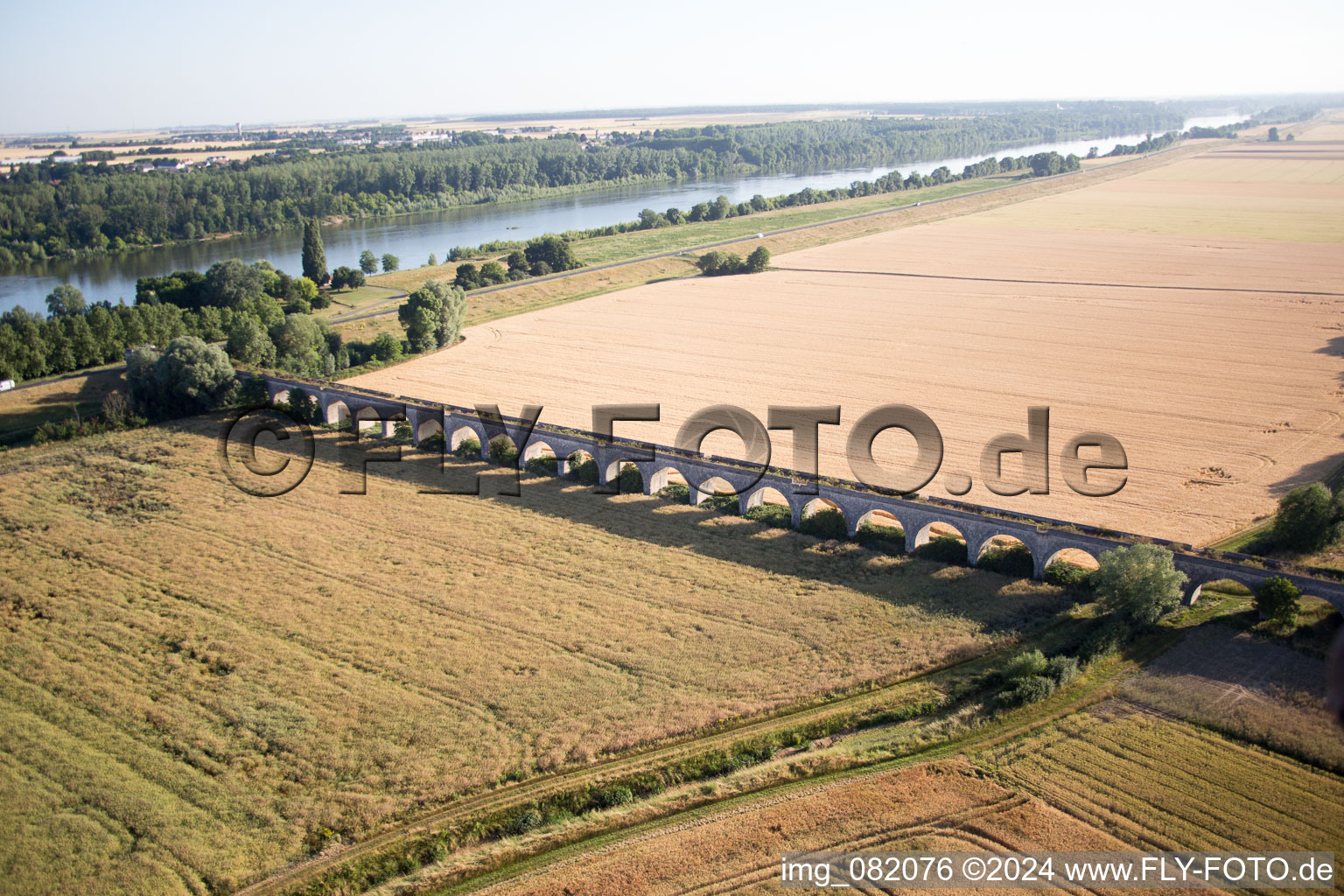 Viadukt bei Vineuil/Loire (F-Centre) im Bundesland Loir-et-Cher, Frankreich von oben