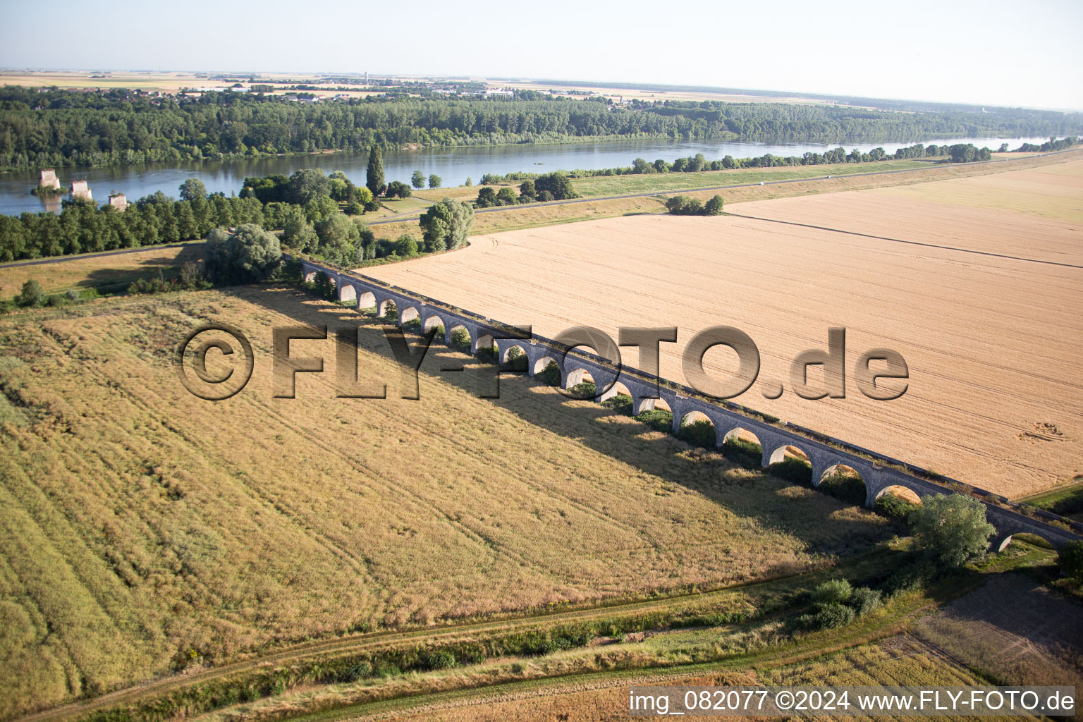 Viadukt bei Vineuil/Loire (F-Centre) im Bundesland Loir-et-Cher, Frankreich aus der Luft