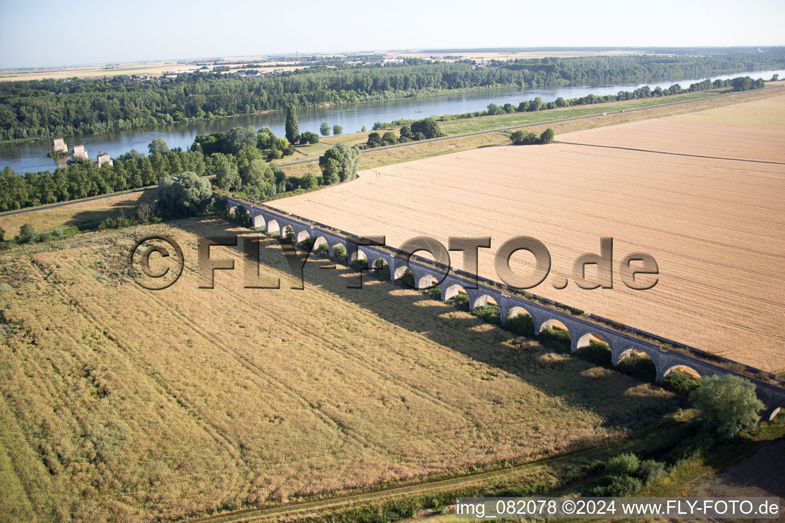 Viadukt bei Vineuil/Loire (F-Centre) im Bundesland Loir-et-Cher, Frankreich von oben gesehen