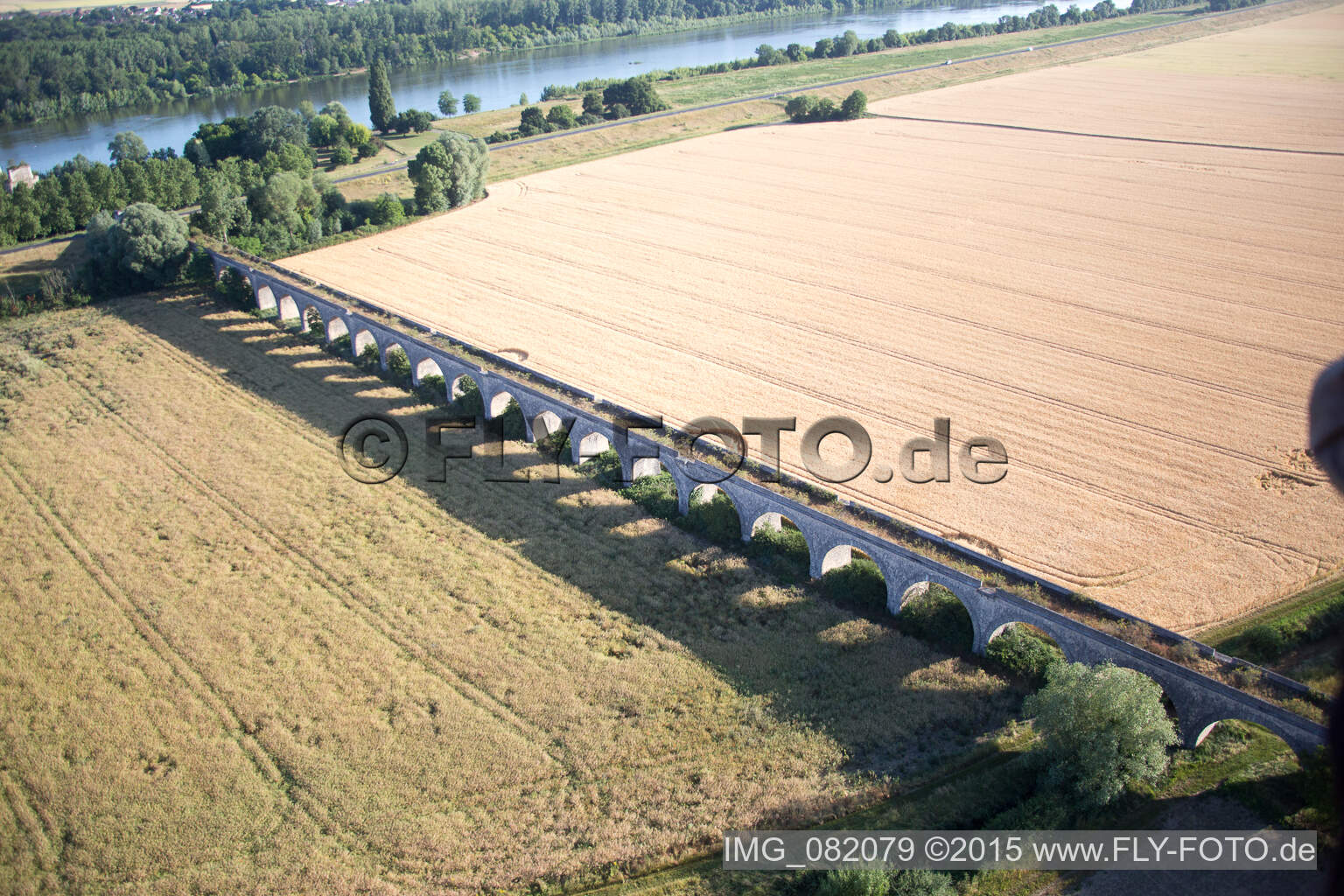 Viadukt bei Vineuil/Loire (F-Centre) im Bundesland Loir-et-Cher, Frankreich vom Flugzeug aus