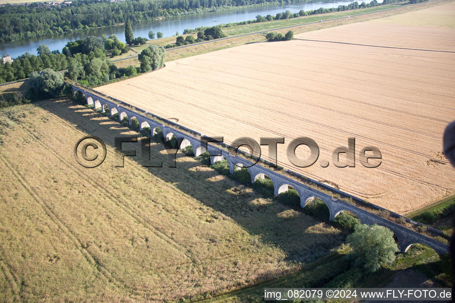 Viadukt bei Vineuil/Loire (F-Centre) im Bundesland Loir-et-Cher, Frankreich vom Flugzeug aus