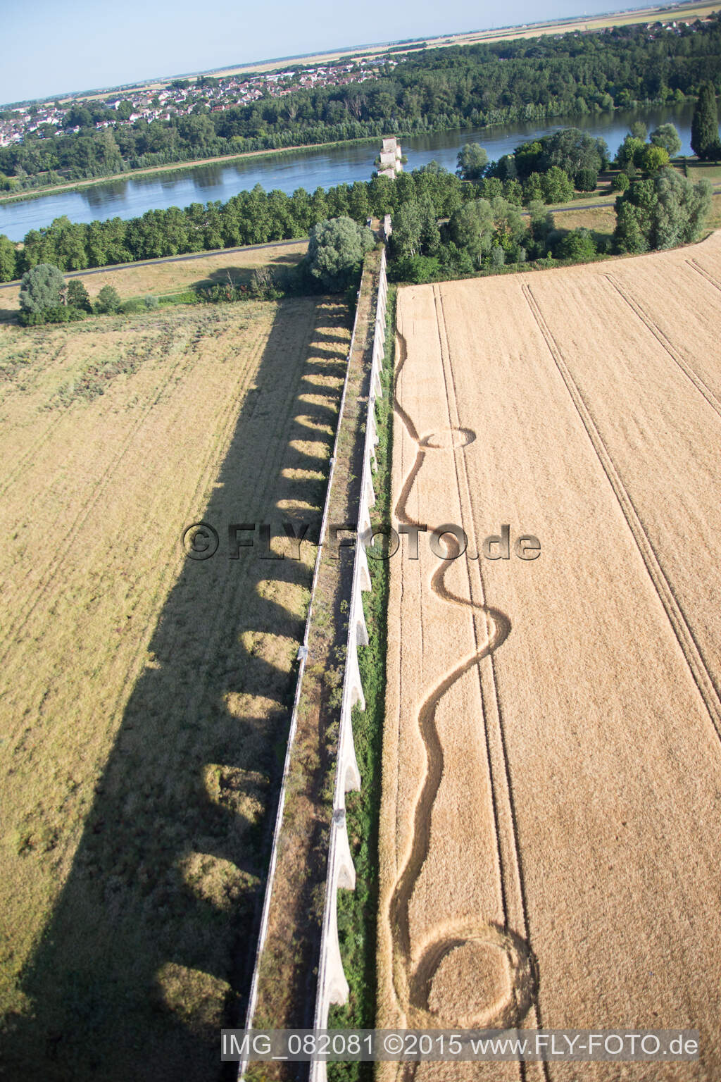 Viadukt bei Vineuil/Loire (F-Centre) im Bundesland Loir-et-Cher, Frankreich aus der Luft betrachtet