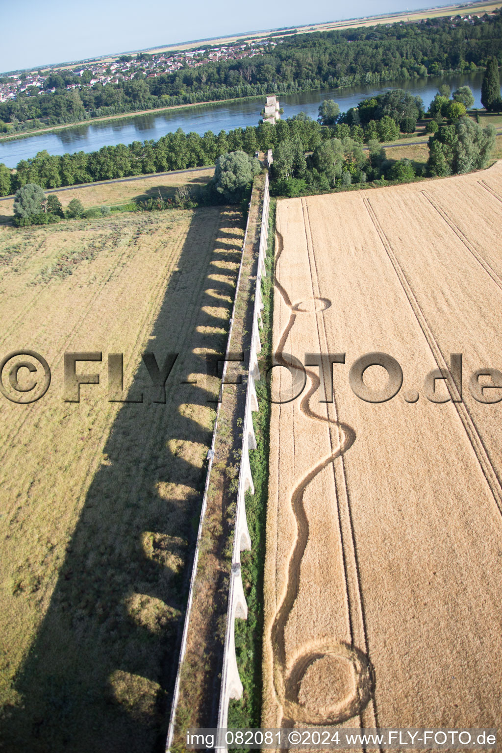 Viadukt bei Vineuil/Loire (F-Centre) im Bundesland Loir-et-Cher, Frankreich aus der Luft betrachtet