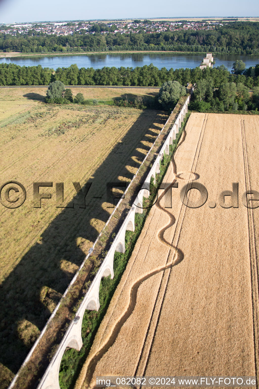 Drohnenaufname von Viadukt bei Vineuil/Loire (F-Centre) im Bundesland Loir-et-Cher, Frankreich