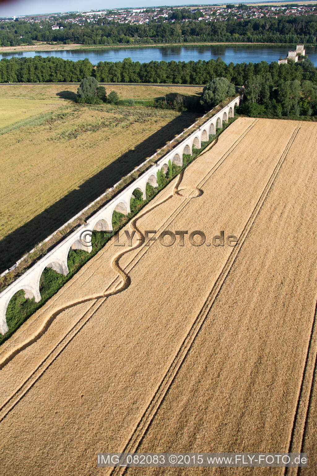 Drohnenbild von Viadukt bei Vineuil/Loire (F-Centre) im Bundesland Loir-et-Cher, Frankreich