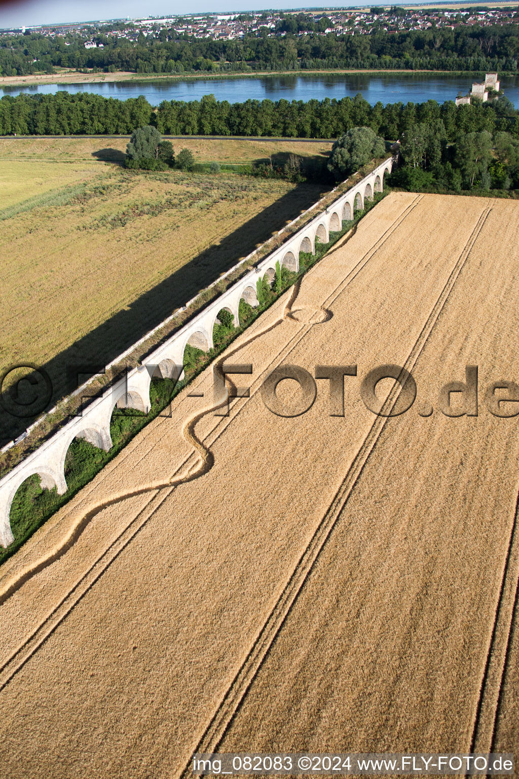 Drohnenbild von Viadukt bei Vineuil/Loire (F-Centre) im Bundesland Loir-et-Cher, Frankreich