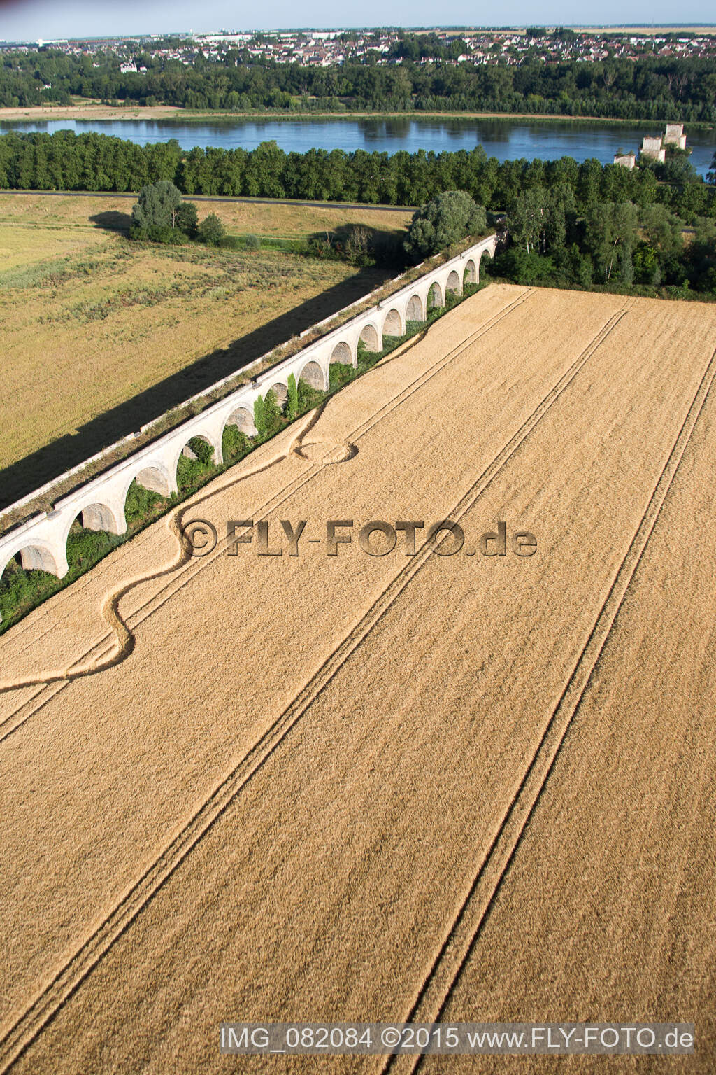 Viadukt bei Vineuil/Loire (F-Centre) im Bundesland Loir-et-Cher, Frankreich aus der Drohnenperspektive