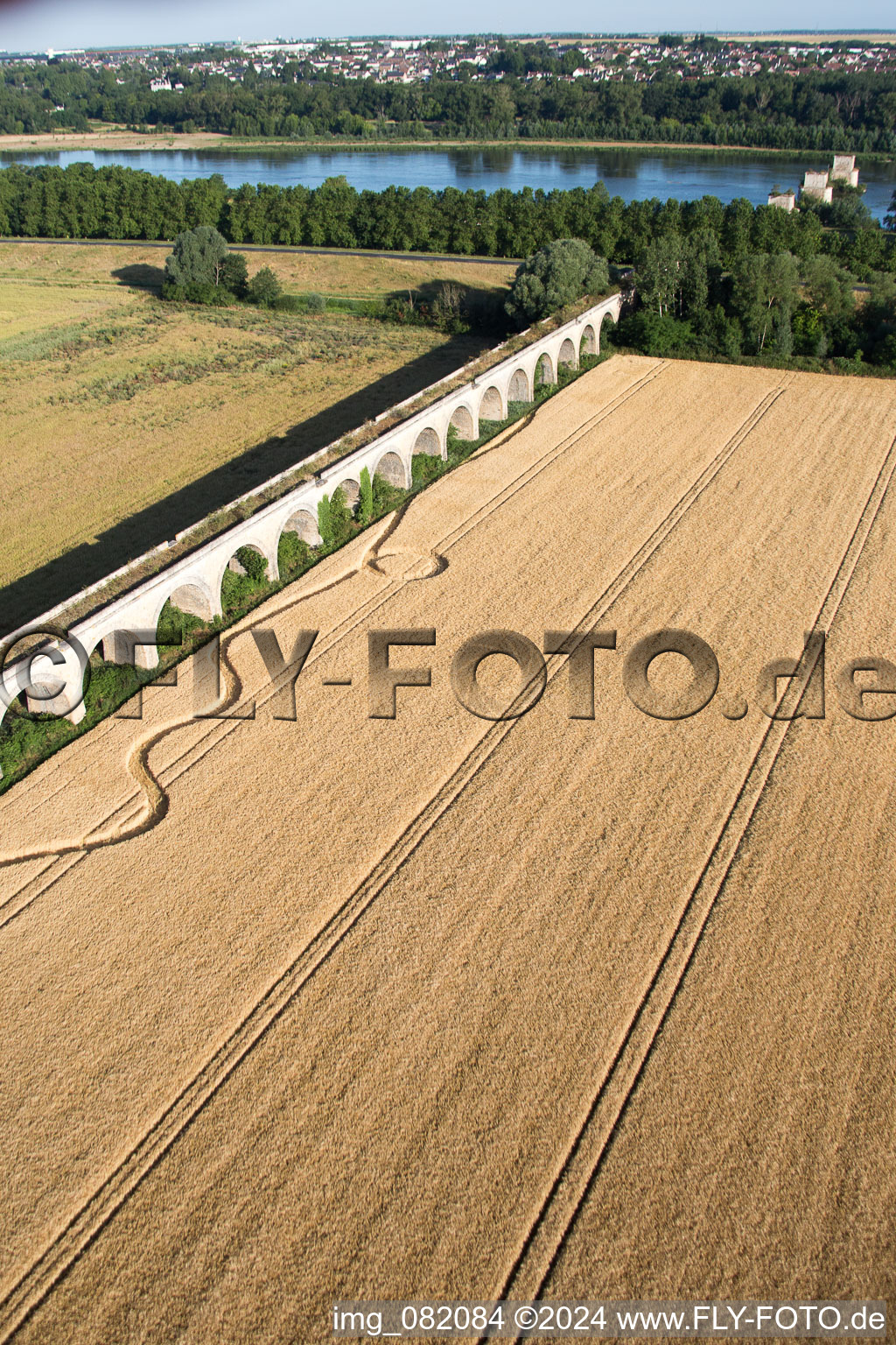 Viadukt bei Vineuil/Loire (F-Centre) im Bundesland Loir-et-Cher, Frankreich aus der Drohnenperspektive