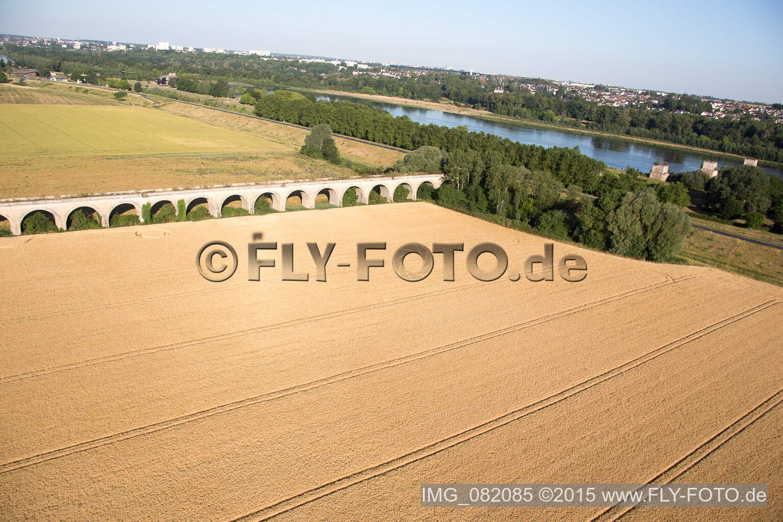 Viadukt bei Vineuil/Loire (F-Centre) im Bundesland Loir-et-Cher, Frankreich von einer Drohne aus
