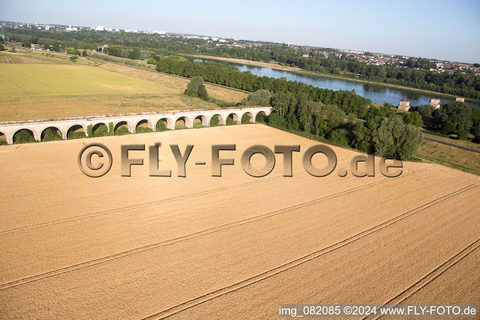 Viadukt bei Vineuil/Loire (F-Centre) im Bundesland Loir-et-Cher, Frankreich von einer Drohne aus