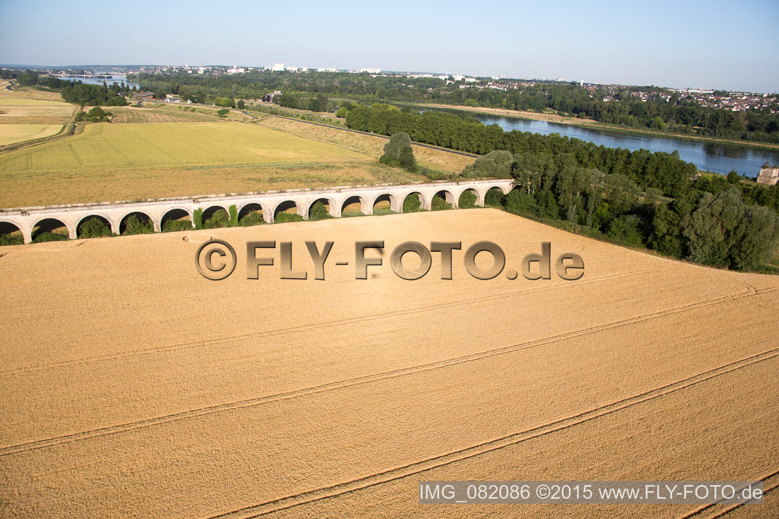 Viadukt bei Vineuil/Loire (F-Centre) im Bundesland Loir-et-Cher, Frankreich von der Drohne aus gesehen