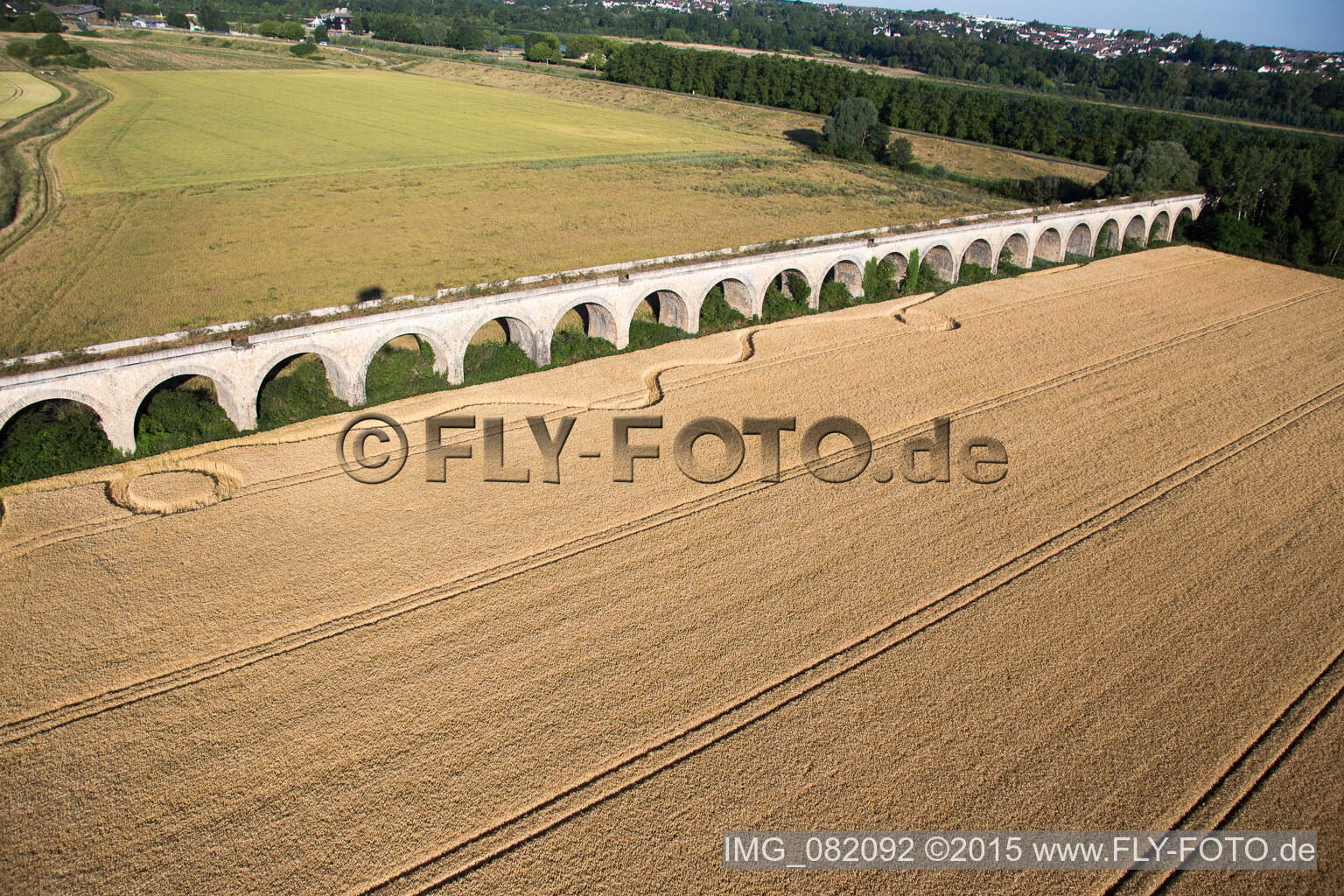 Luftaufnahme von Viadukt bei Vineuil/Loire (F-Centre) im Bundesland Loir-et-Cher, Frankreich