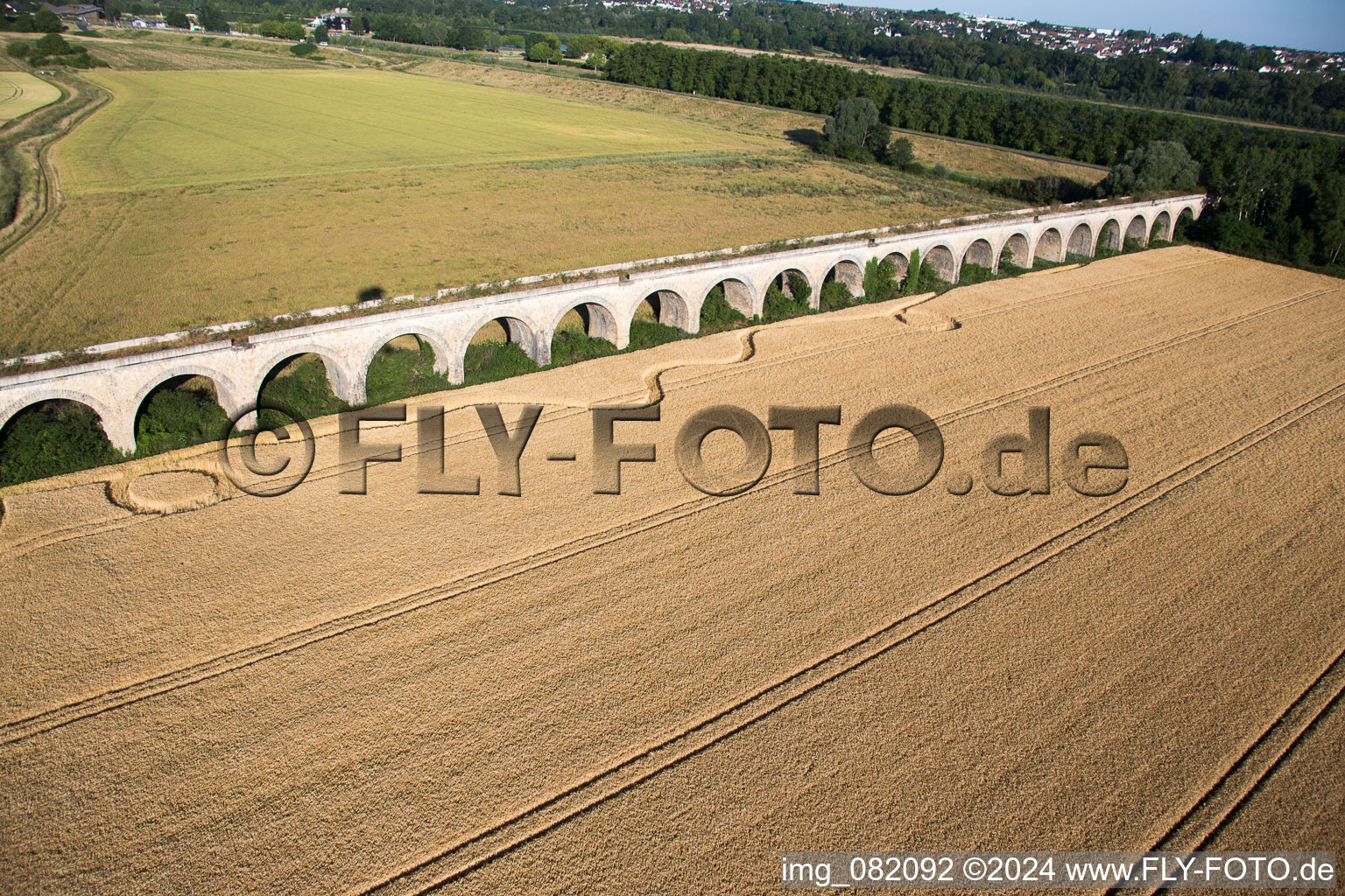 Luftaufnahme von Viadukt bei Vineuil/Loire (F-Centre) im Bundesland Loir-et-Cher, Frankreich